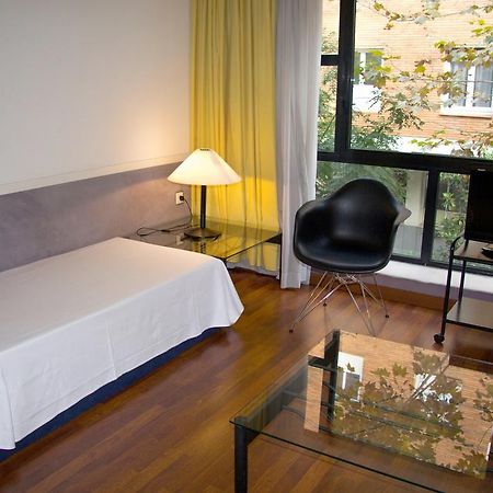 Apartamentos Descartes Барселона Экстерьер фото