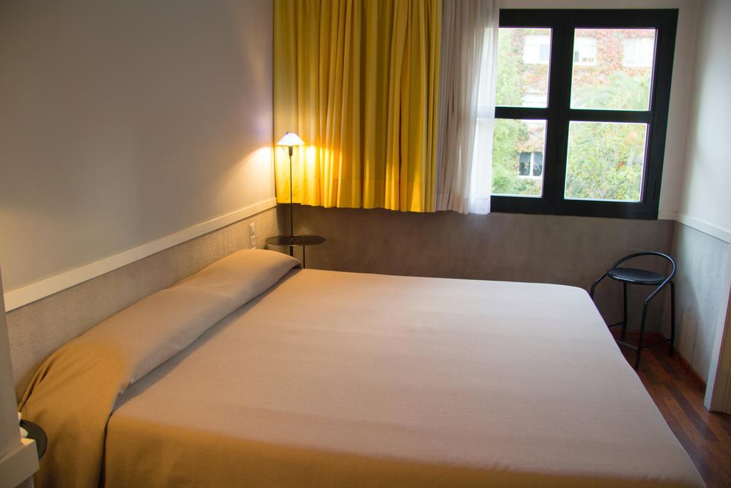 Apartamentos Descartes Барселона Экстерьер фото