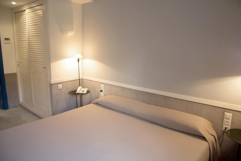 Apartamentos Descartes Барселона Экстерьер фото