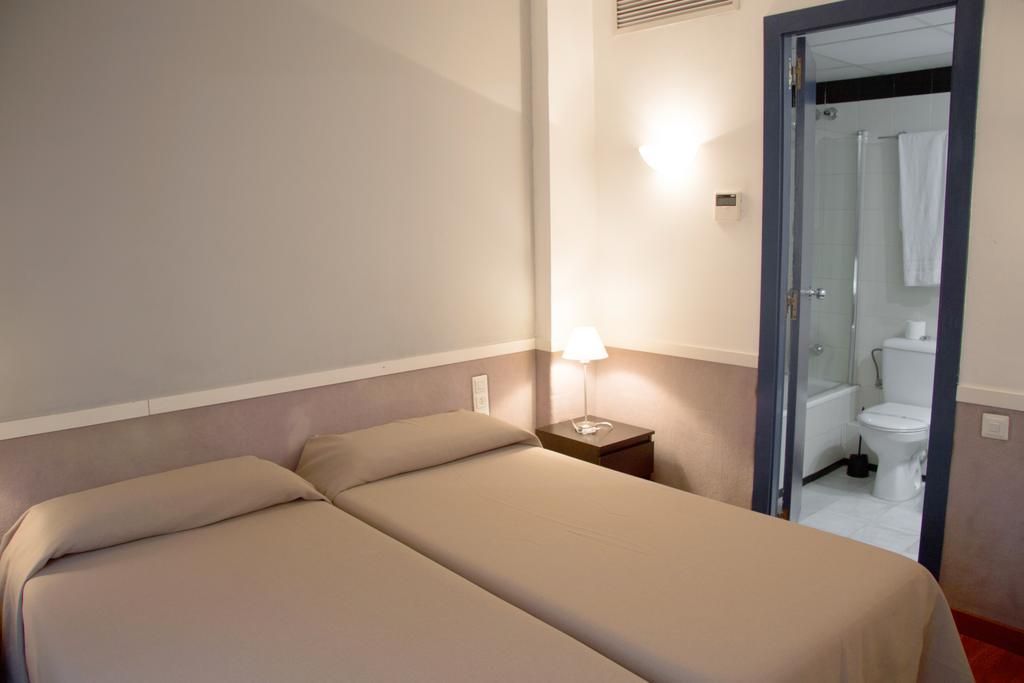 Apartamentos Descartes Барселона Экстерьер фото