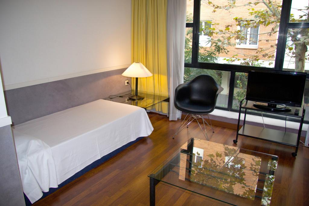 Apartamentos Descartes Барселона Экстерьер фото