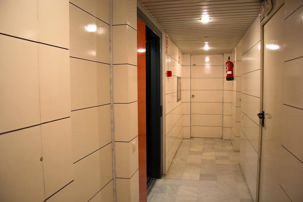Apartamentos Descartes Барселона Экстерьер фото