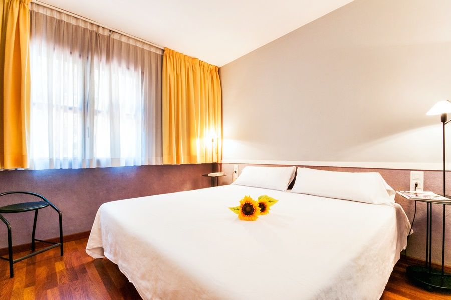 Apartamentos Descartes Барселона Экстерьер фото