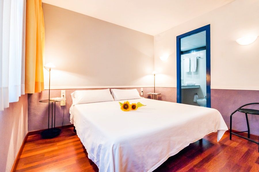 Apartamentos Descartes Барселона Экстерьер фото
