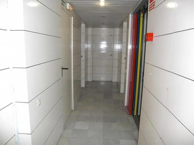 Apartamentos Descartes Барселона Экстерьер фото