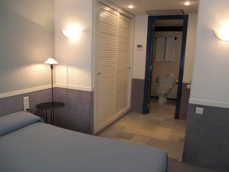 Apartamentos Descartes Барселона Экстерьер фото