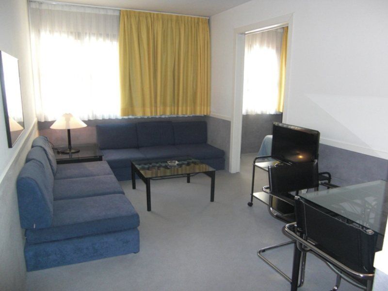 Apartamentos Descartes Барселона Экстерьер фото